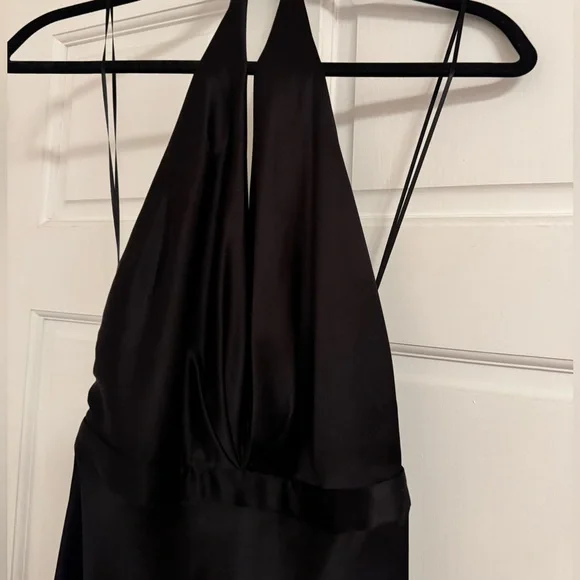 Nili Lotan

Essy Silk Plunging V-Halterneck Gown - Picture 7 of 7